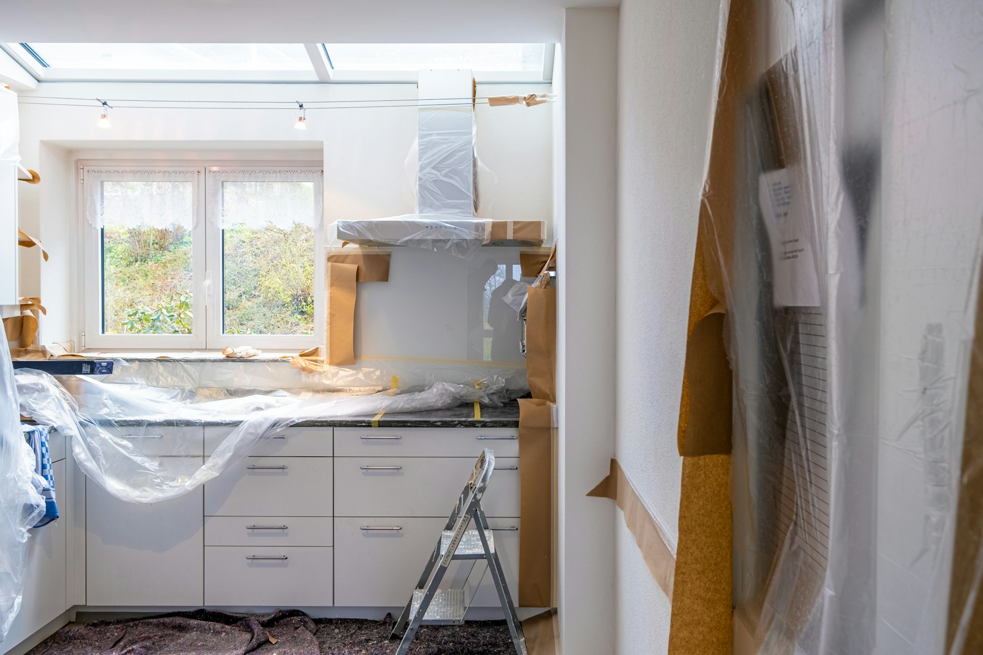 Smart köksrenovering genom nya luckor och bevarade stommar